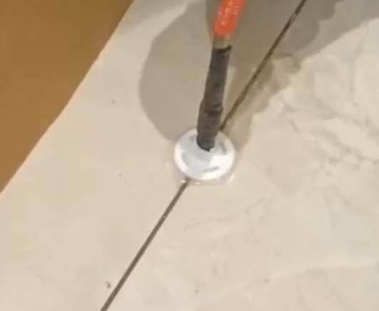 丰镇瓷砖空鼓维修公司专业解答瓷砖在铺贴过程中，如果没有涂抹均匀到位的粘结材料（如水泥砂浆或瓷砖胶），可能会导致以下问题